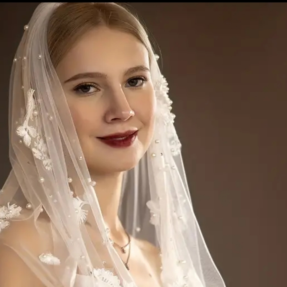 Pearl and lace 118 inch veil showstopper